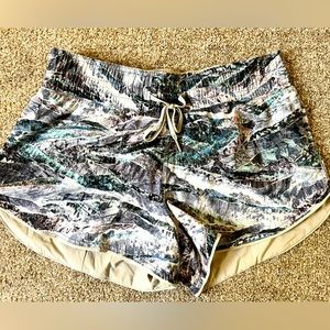 Lululemon reversible short (cream/multi)
